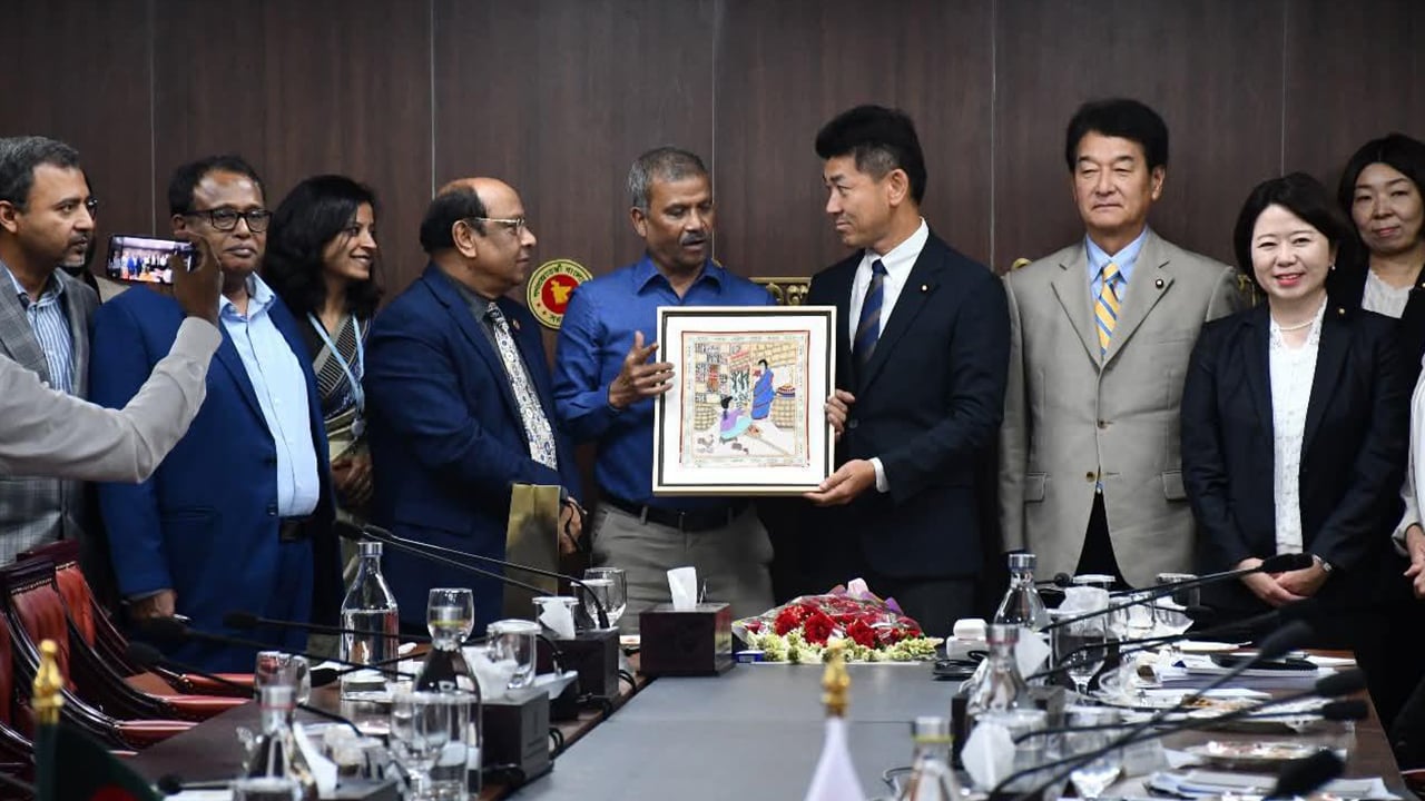 আসিফ নজরুলের সাথে জাপানিজ পার্লামেন্টারিয়ান প্রতিনিধিদলের সাক্ষাৎ