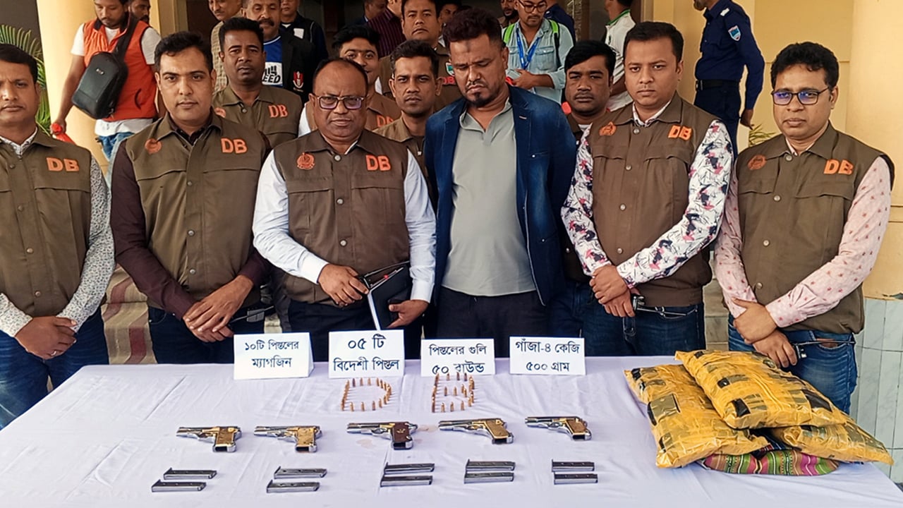 যশোরে পাঁচ বিদেশি পিস্তল, ম্যাগজিন ও গুলিসহ যুবক আটক