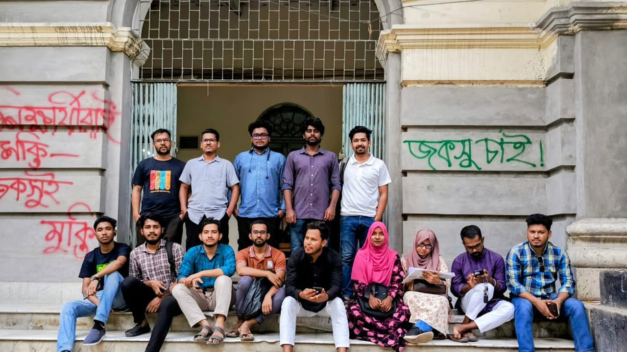 দুই দফা দাবিতে জবির শিক্ষার্থীদের লাগাতার অবস্থান কর্মসূচি