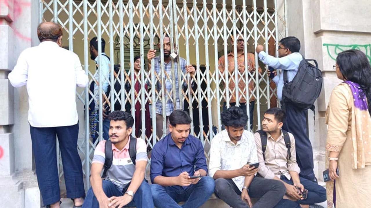 জবি শিক্ষার্থীদের অনির্দিষ্টকালের প্রশাসনিক ভবন অবরোধ