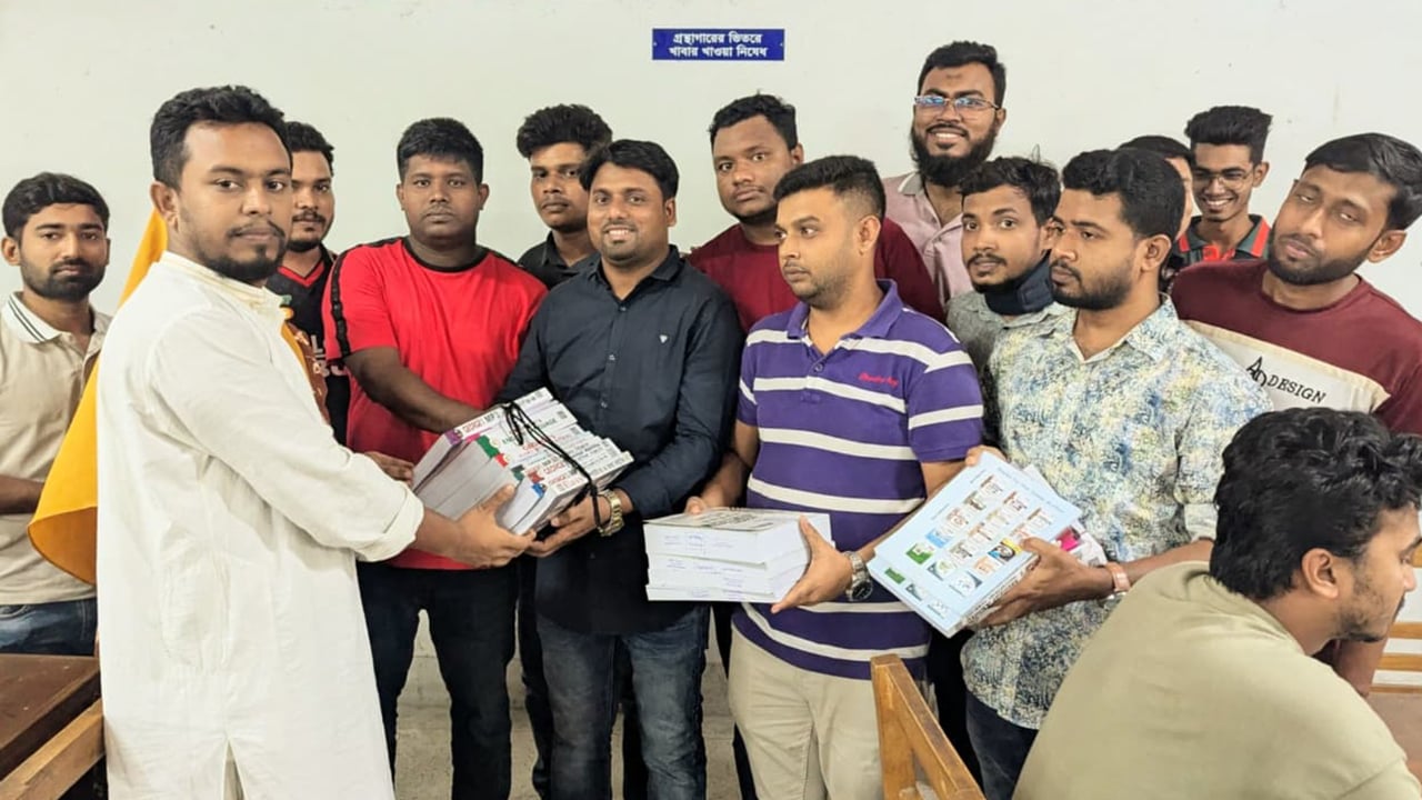 কেন্দ্রীয় গ্রন্থাগারে বই উপহার দিল জবি ছাত্রদল