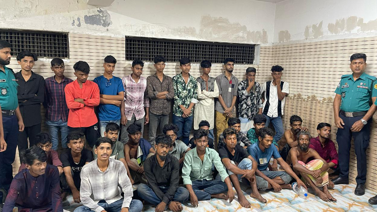 কারওয়ান বাজারে সাঁড়াশি অভিযানে গ্রেপ্তার ৩০ জন