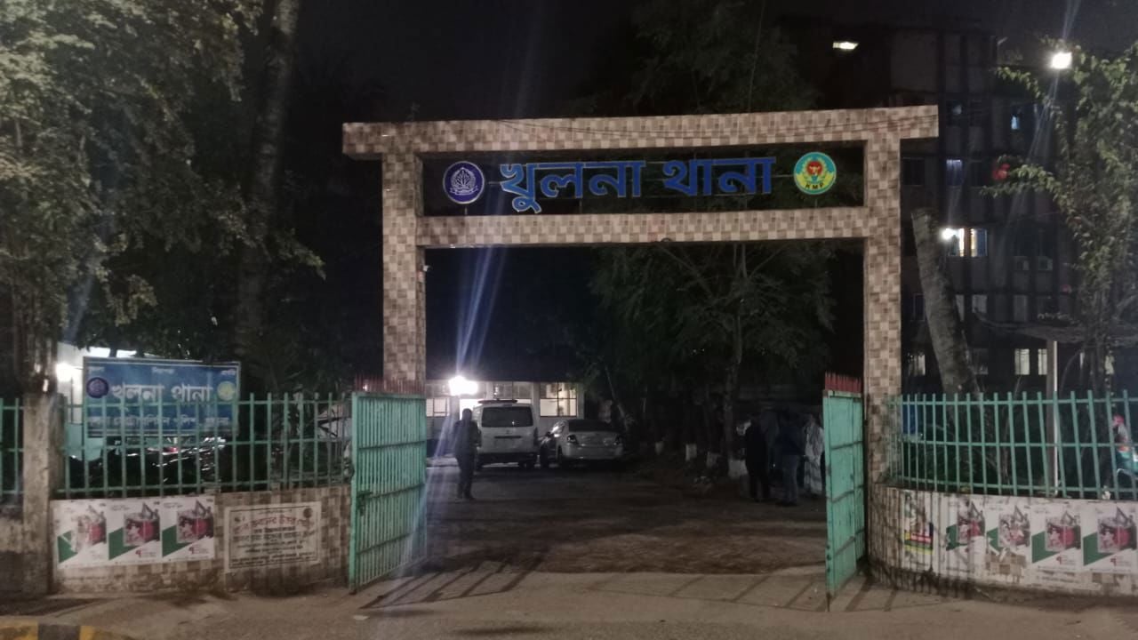 খুলনায় জুলাই যোদ্ধা আইনজীবীর বাড়িতে ককটেল হামলা