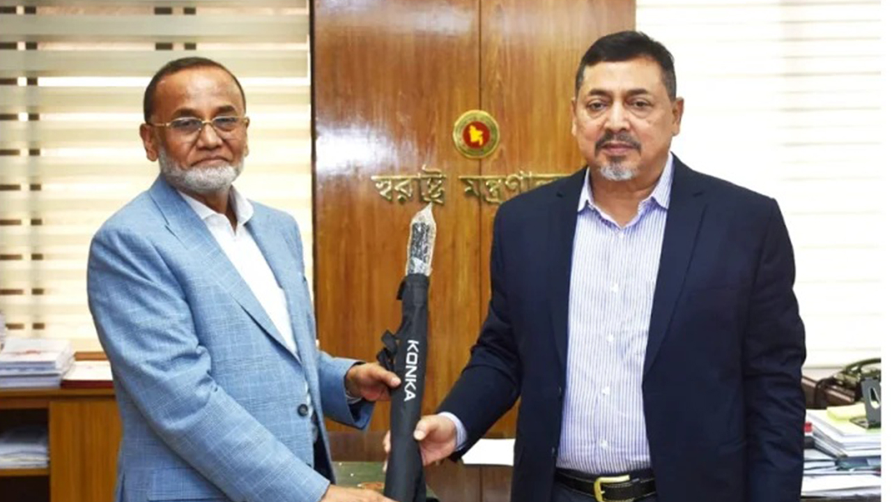 বাংলাদেশ পুলিশকে ১ হাজার ছাতা উপহার দিলো ইলেক্ট্রো মার্ট