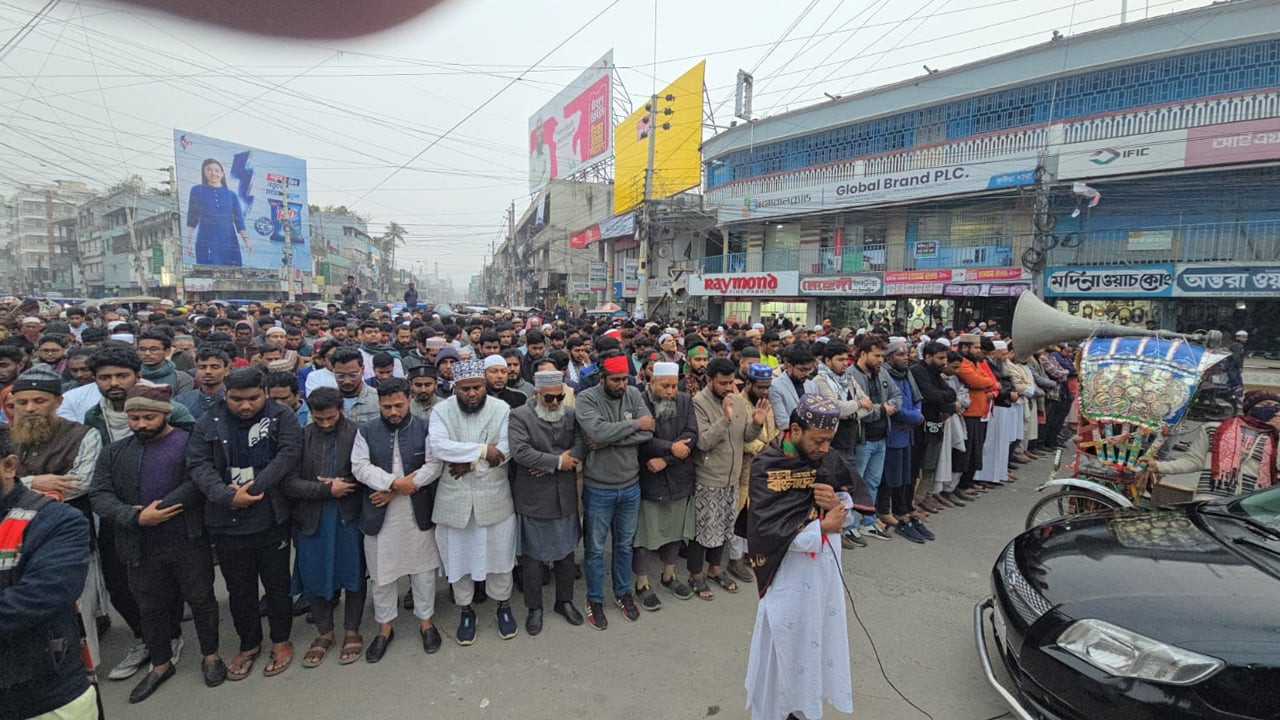 হাদি হত্যার প্রতিবাদে কুষ্টিয়ায় বিক্ষোভ ও গায়েবানা জানাজা