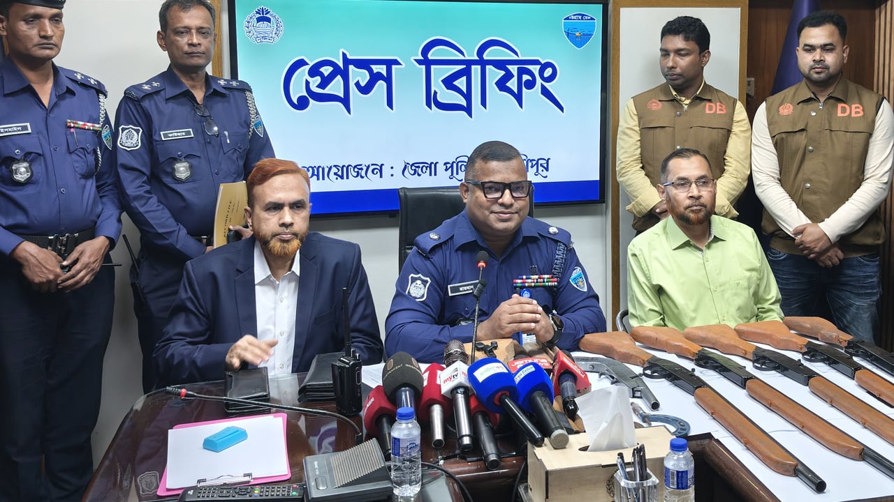 লক্ষ্মীপুরে পুলিশের যৌথ অভিযানে ৬ অস্ত্র উদ্ধার