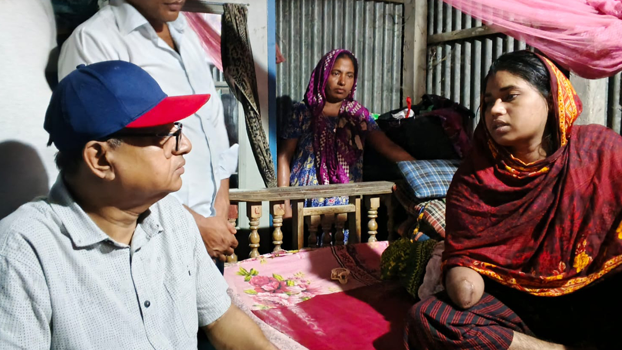 শর্ট সার্কিটে পঙ্গু কলেজ ছাত্রী লিজার পাশে দাঁড়ানোর আহ্বান