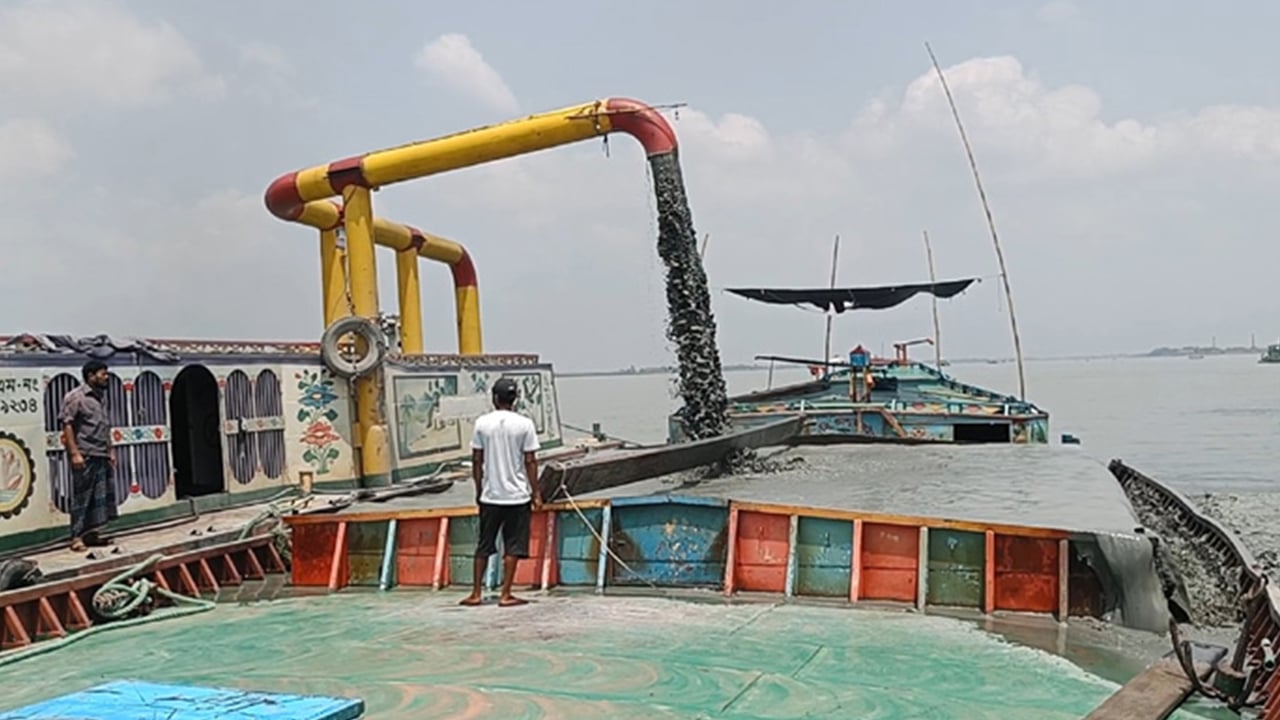অবৈধভাবে বালু উত্তোলন বন্ধে ব্রাহ্মণবাড়িয়ার ডিসিকে লিগ্যাল নোটিশ
