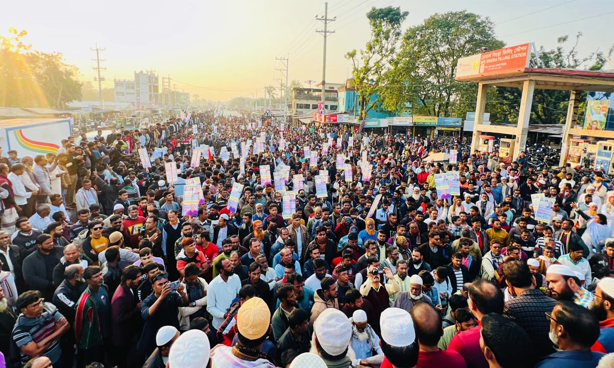 সিংড়ায় বিএনপির মনোনয়ন বাতিলের দাবিতে মহাসড়ক অবরোধ