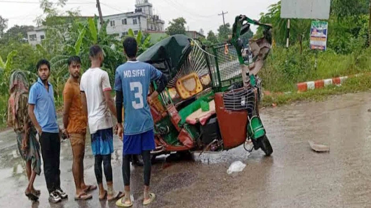 গাজীপুরে ট্রাক-সিএনজি সংঘর্ষে নিহত ৩