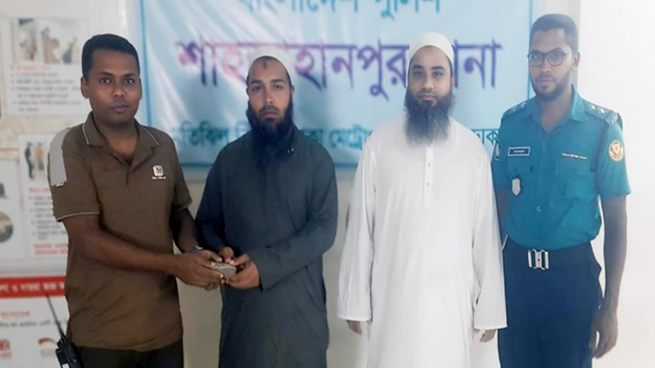 হারানো ৫০ হাজার টাকা মালিককে ফিরিয়ে দিলেন পুলিশ সদস্য