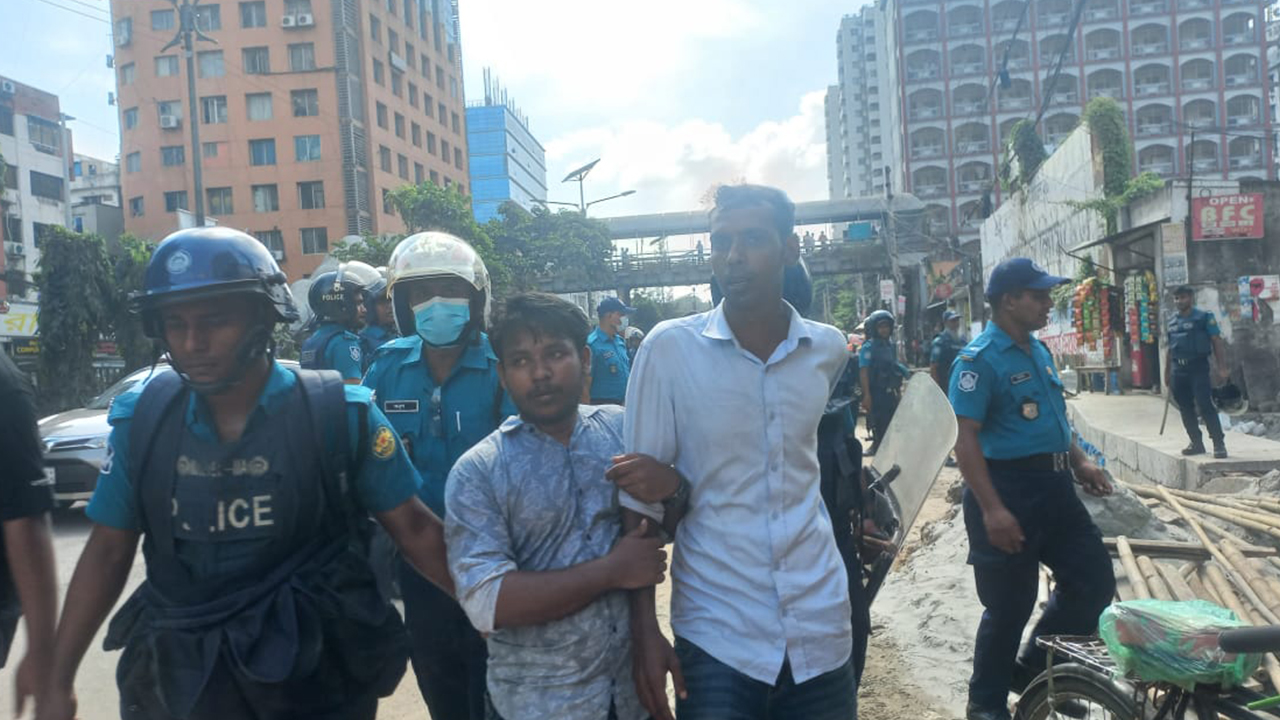 ডিপ্লোমা ইঞ্জিনিয়ারদের ওপর পুলিশের লাঠিচার্জ, আটক ১২