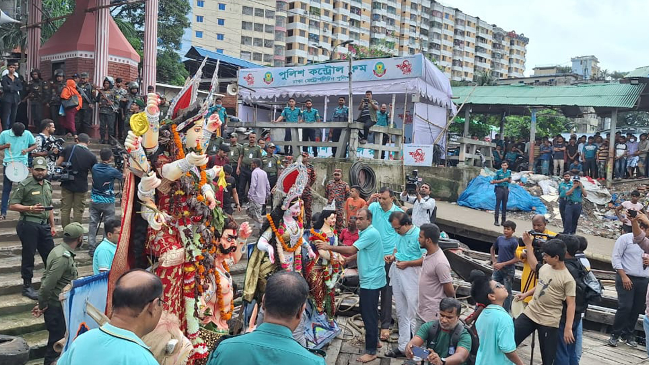বুড়িগঙ্গায় প্রতিমা বিসর্জন দেখতে ভক্ত ও পুণ্যার্থীদের ঢল