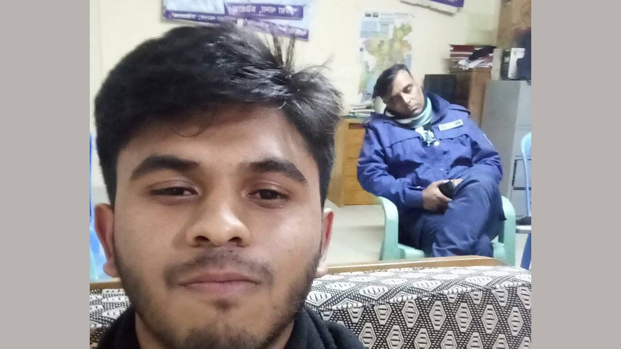 পুলিশ হেফাজতে ছাত্রলীগ নেতার সেলফি, সমালোচনার ঝড়