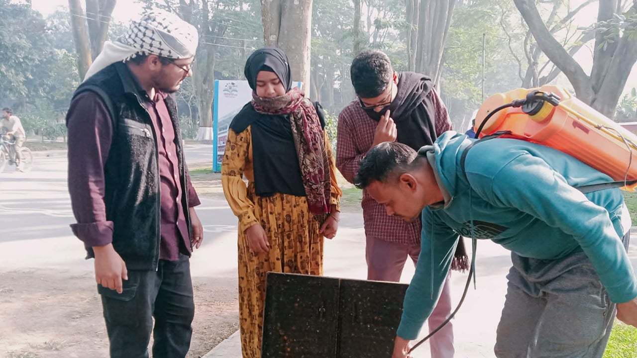 ক্যাম্পাসে মশার উপদ্রব নিয়ন্ত্রণে রাকসুর মশা নিধন কর্মসূচি