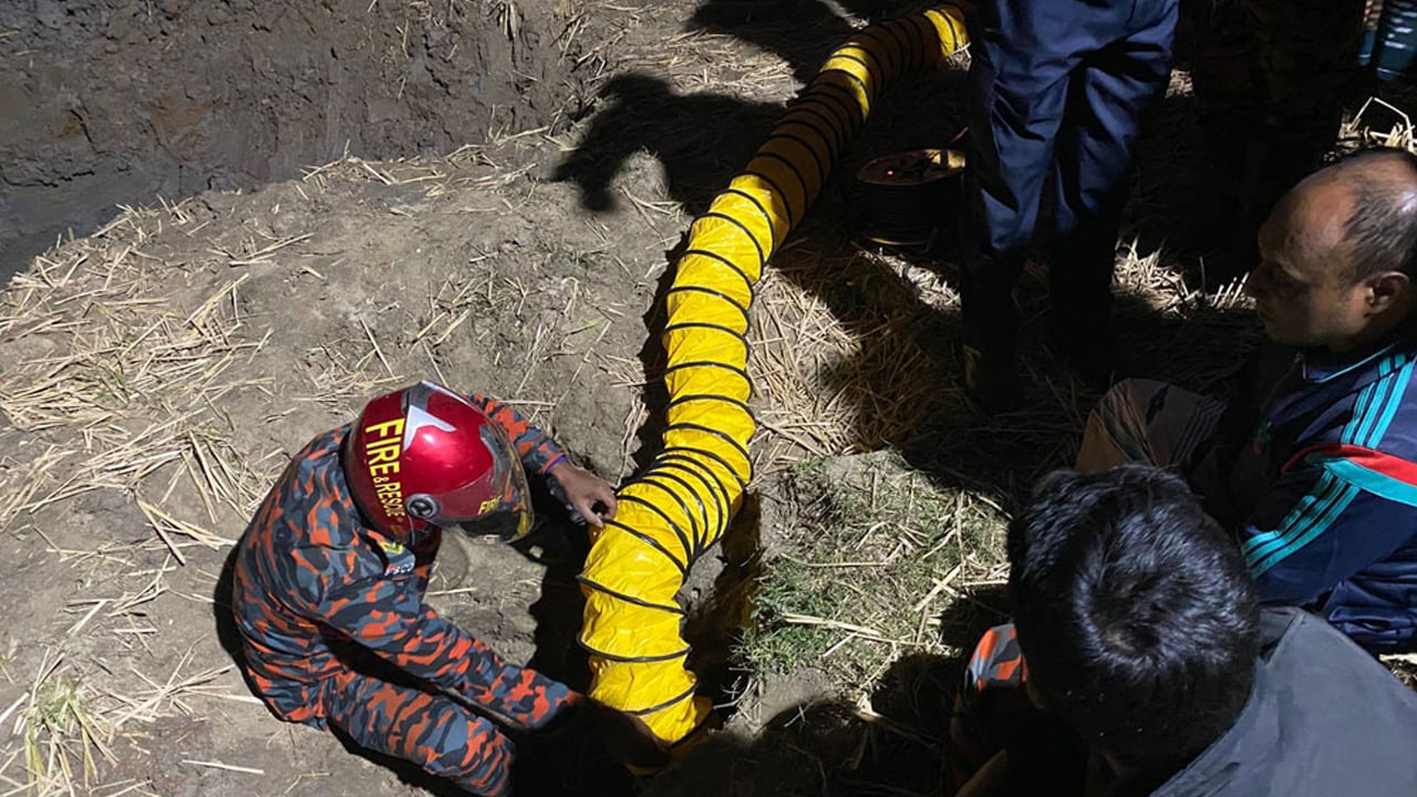 ৩৫ ফুট গভীর গর্তে দুই বছরের শিশু, উদ্ধারে ফায়ার সার্ভিসের ৩ ইউনিট
