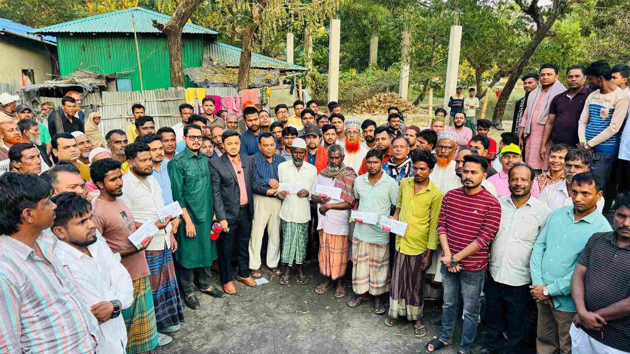 পেকুয়ায় অগ্নিকান্ডে ক্ষতিগ্রস্তদের পাশে সালাহউদ্দিন আহমদ
