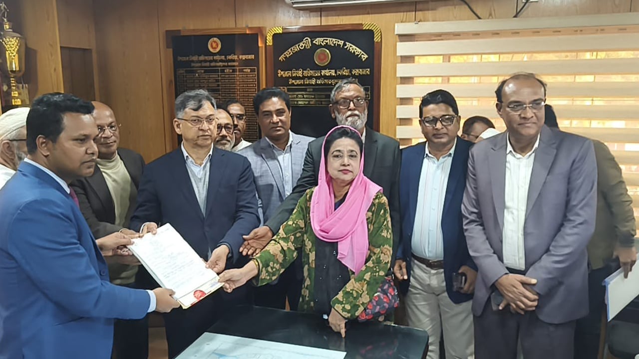 কক্সবাজার-১ আসনে মনোনয়নপত্র জমা দিলেন সালাহউদ্দিন আহমদ