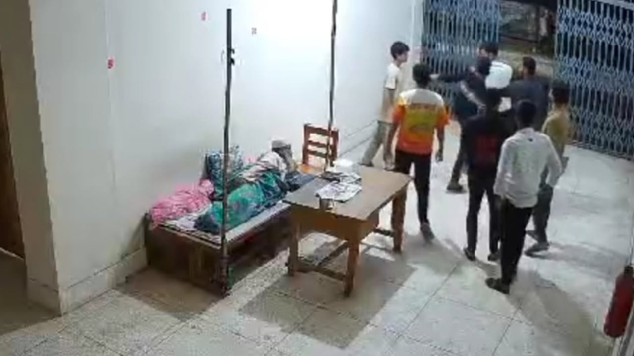 ছাত্রাবাসে শিক্ষার্থীকে মারধরের অভিযোগ ছাত্রদল নেতাদের বিরুদ্ধে