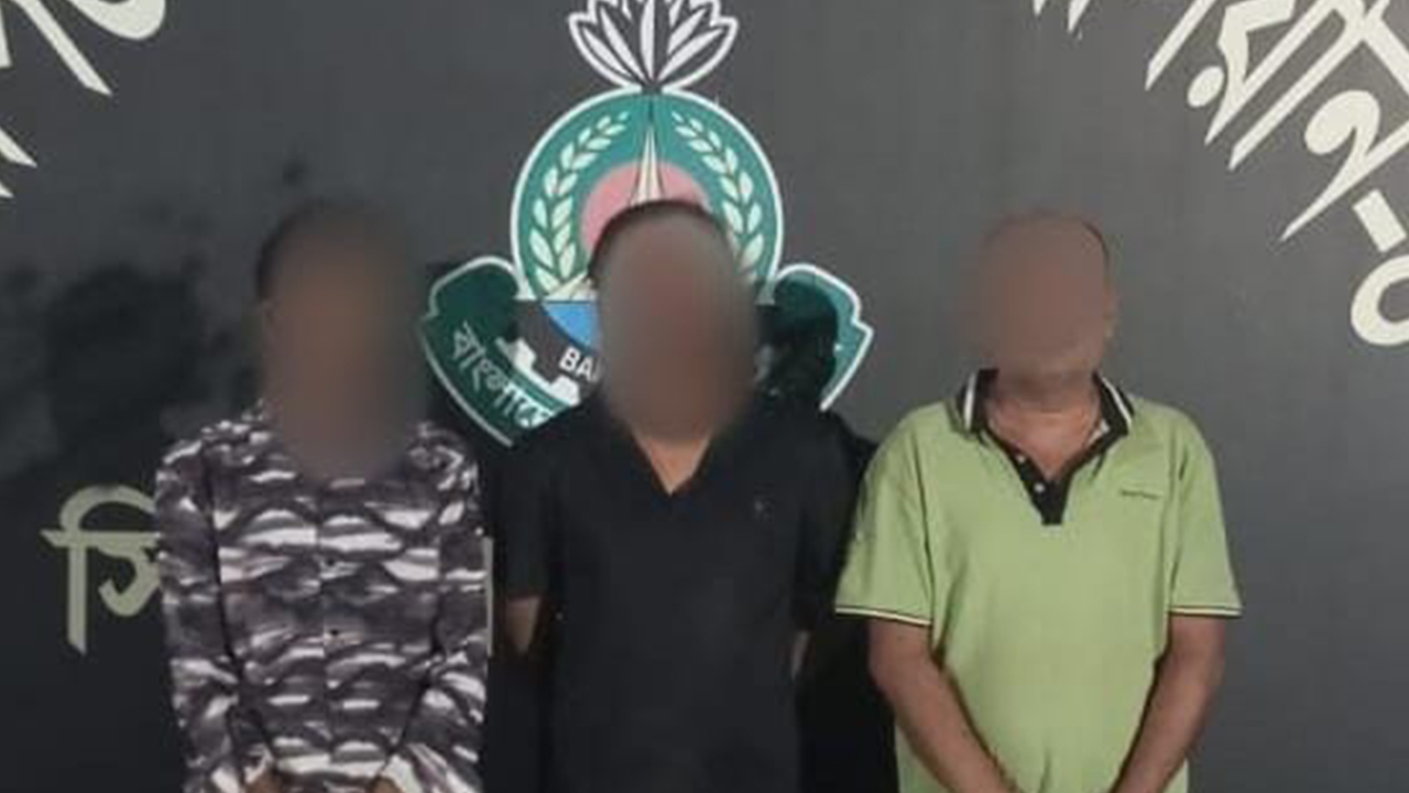 রাজধানীতে অস্ত্রসহ তিনজন গ্রেপ্তার