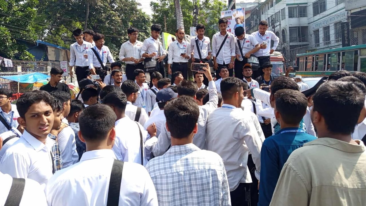 অধ্যাদেশ বাতিলের দাবিতে ইন্টারমিডিয়েট শিক্ষার্থীদের সায়েন্সল্যাব অবরোধ