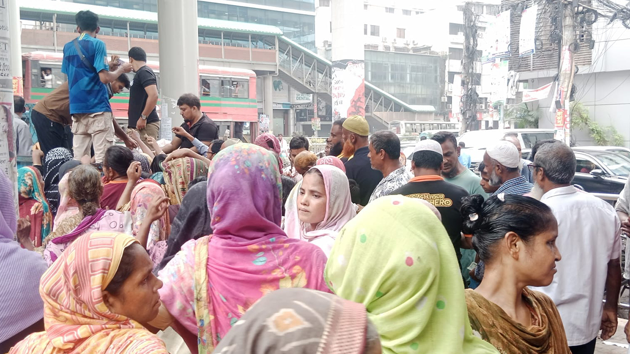 পণ্যের চেয়ে লাইনে ক্রেতা বেশি, টিসিবির ভ্রাম্যমাণ ট্রাকে বিশৃঙ্খলা