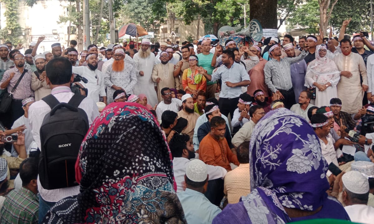 শহীদ মিনারে শিক্ষকদের আন্দোলনে সাড়া নেই সরকারের
