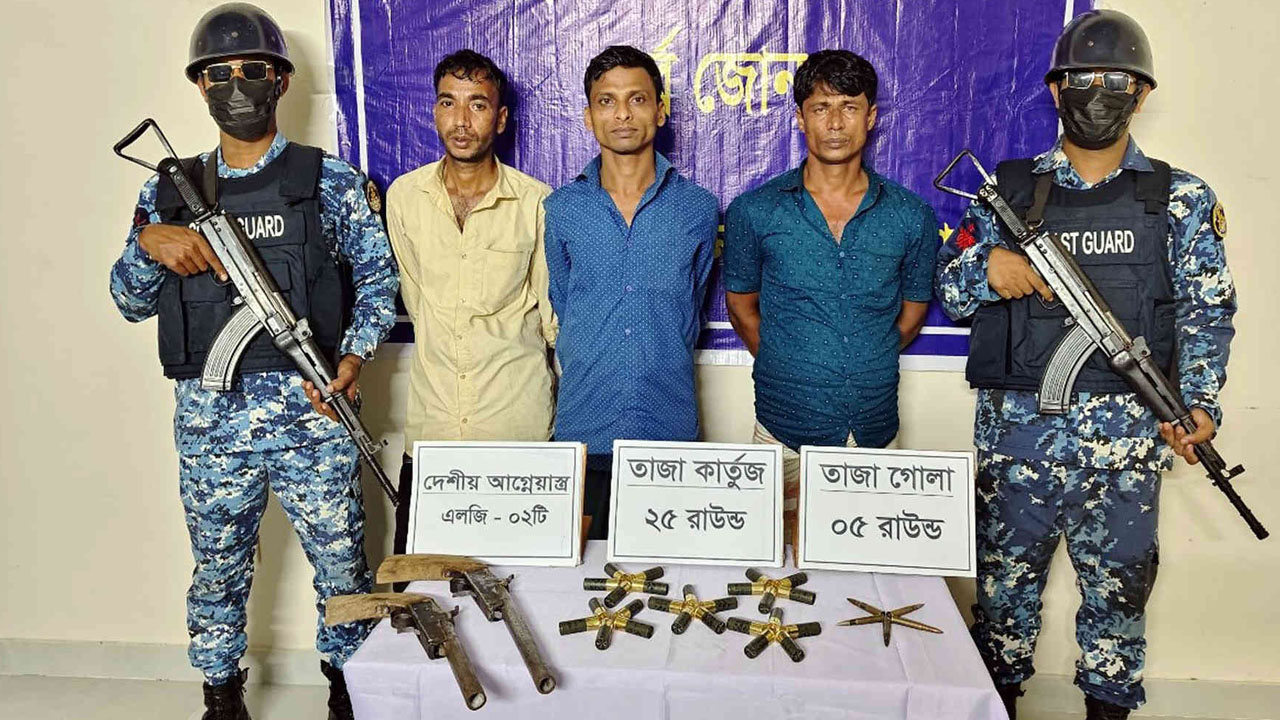 মহেশখালীতে অস্ত্রসহ ৩ জন আটক