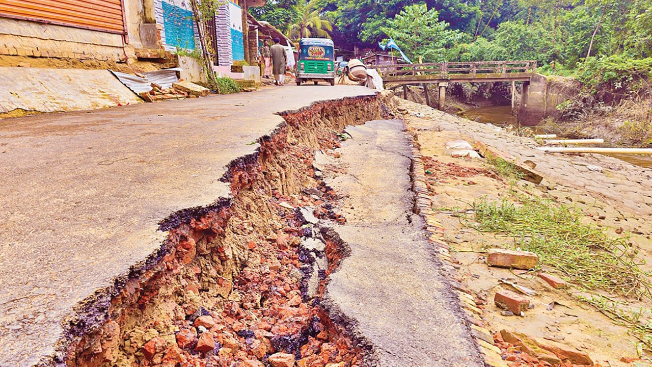 বন্যায় ক্ষতবিক্ষত সাতকানিয়া ৬১ সড়কে ধস, জনদুর্ভোগ 