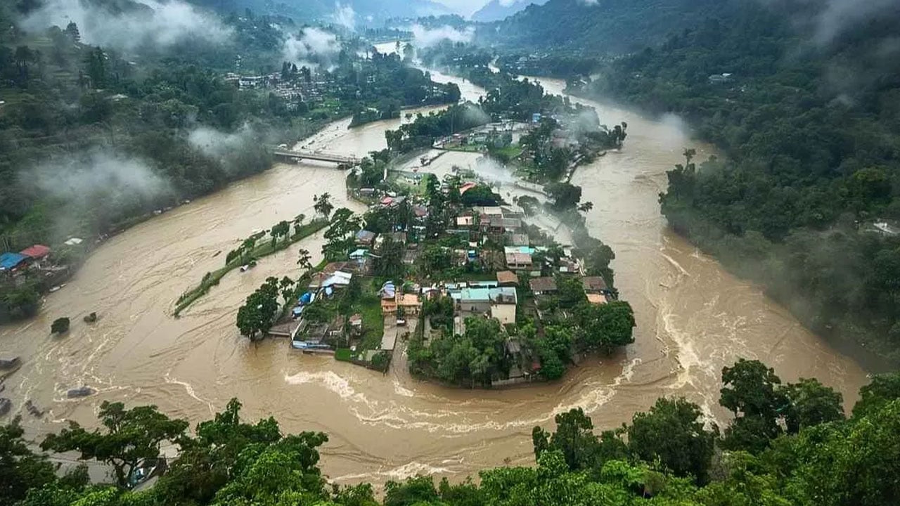 জম্মু-কাশ্মীরে আকস্মিক বন্যায় নারী-শিশুসহ অন্তত ২৬ জনের মৃত্যু