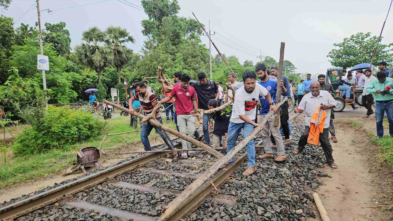রাবি শিক্ষার্থীকে মারধরের ঘটনায় টিটিই সাময়িক বহিষ্কার, অবরোধ প্রত্যাহার
