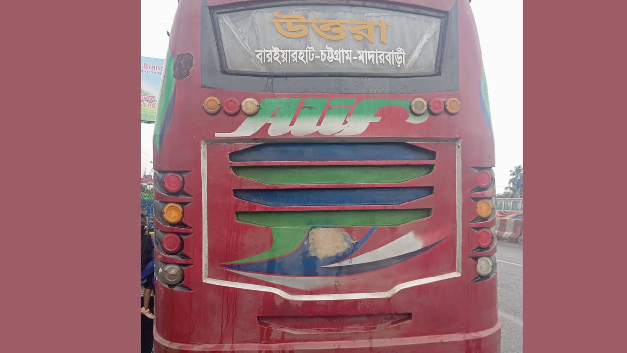 ঢাকা-চট্টগ্রাম মহাসড়কে মিনিবাসের ধাক্কায় গৃহবধূ নিহত