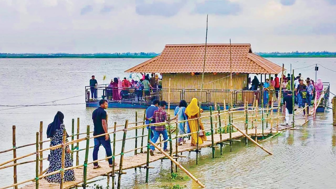 সরিষাবাড়ীর রাধানগর সানসেট পয়েন্টে দর্শনার্থীদের ভোগান্তি