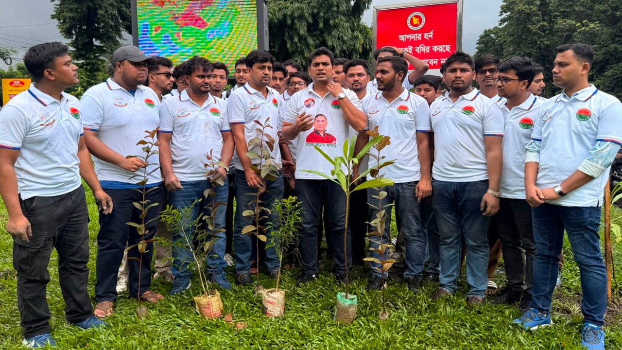 জুলাই শহীদদের স্মরণে রাজধানীতে ছাত্রদলের বৃক্ষরোপণ