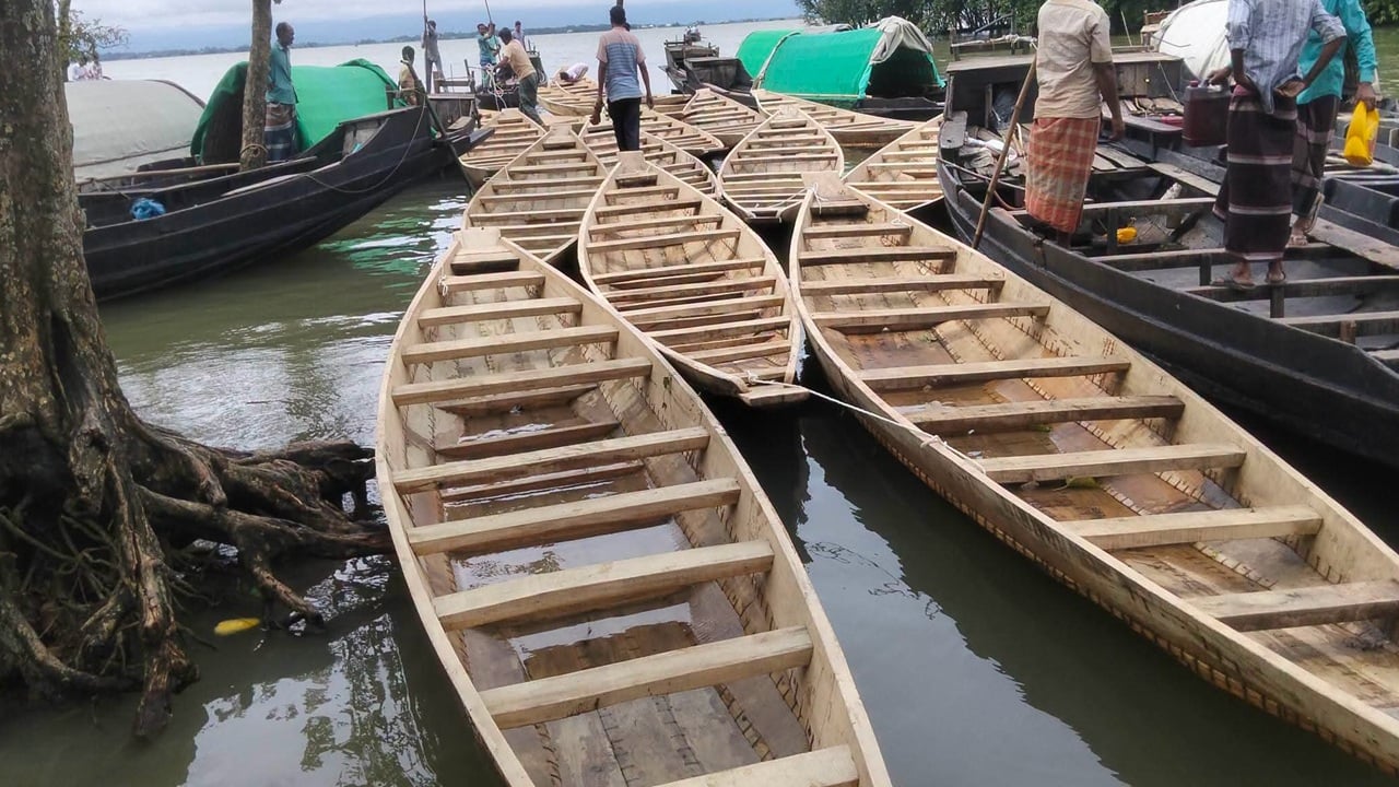 যাতায়াতে নৌকা পেল ১৬ প্রাথমিক বিদ্যালয়ের শিক্ষার্থীরা