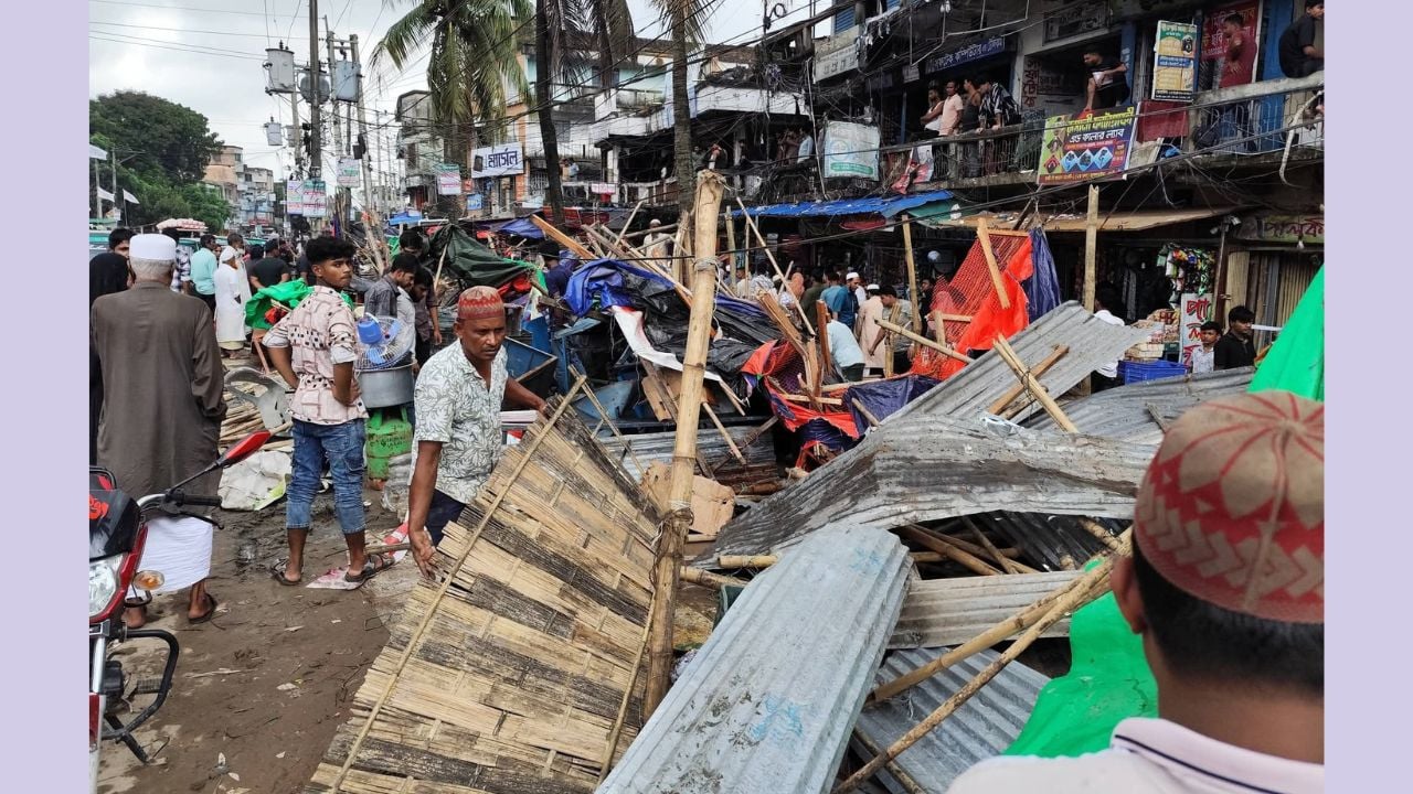 ছাগলনাইয়া বাজারে ২০০ অবৈধ স্থাপনা গুঁড়িয়ে দিয়েছে প্রশাসন