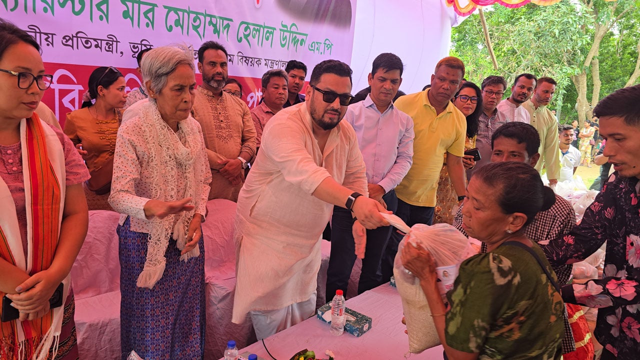 প্রধানমন্ত্রীর পক্ষে বন্যাদুর্গতদের প্রতিমন্ত্রী মীর হেলালের ত্রাণ বিতরণ