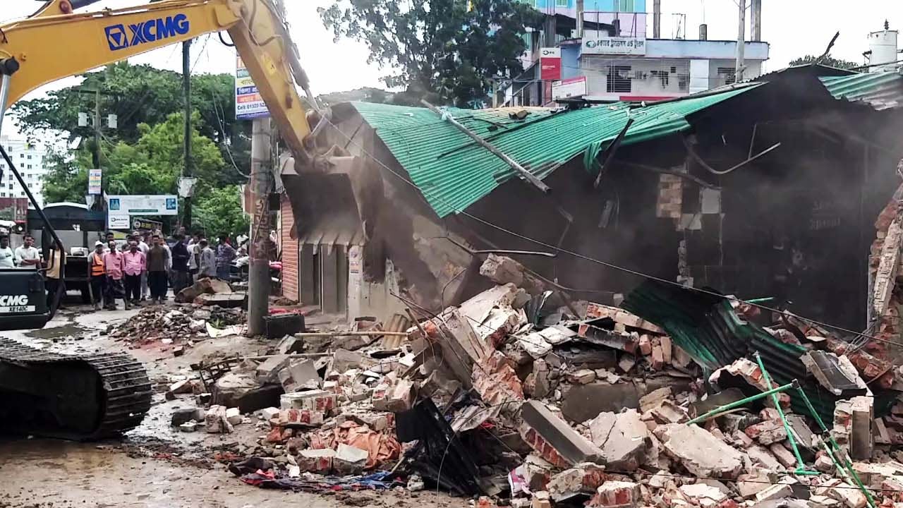 ফুটপাত দখল করে আ.লীগ কার্যালয়, গুঁড়িয়ে দিল প্রশাসন