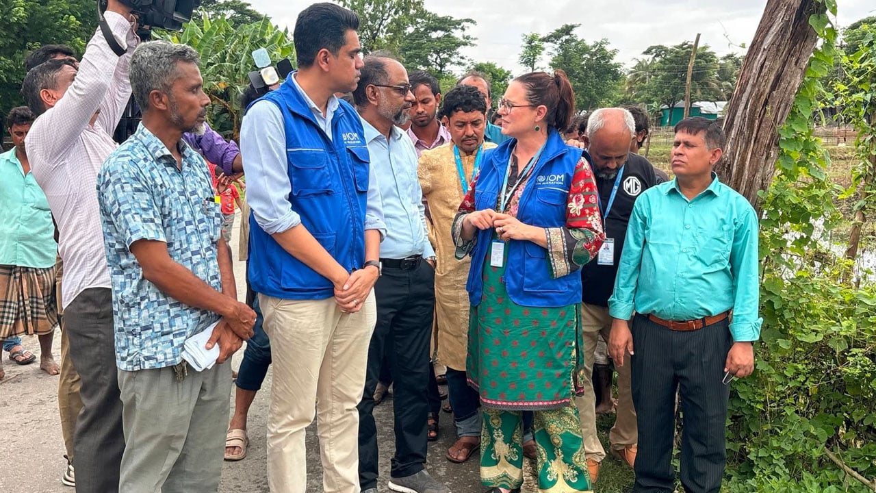 বাঁশখালীর বন্যাকবলিত এলাকা পরিদর্শনে আইওএম প্রতিনিধিদল