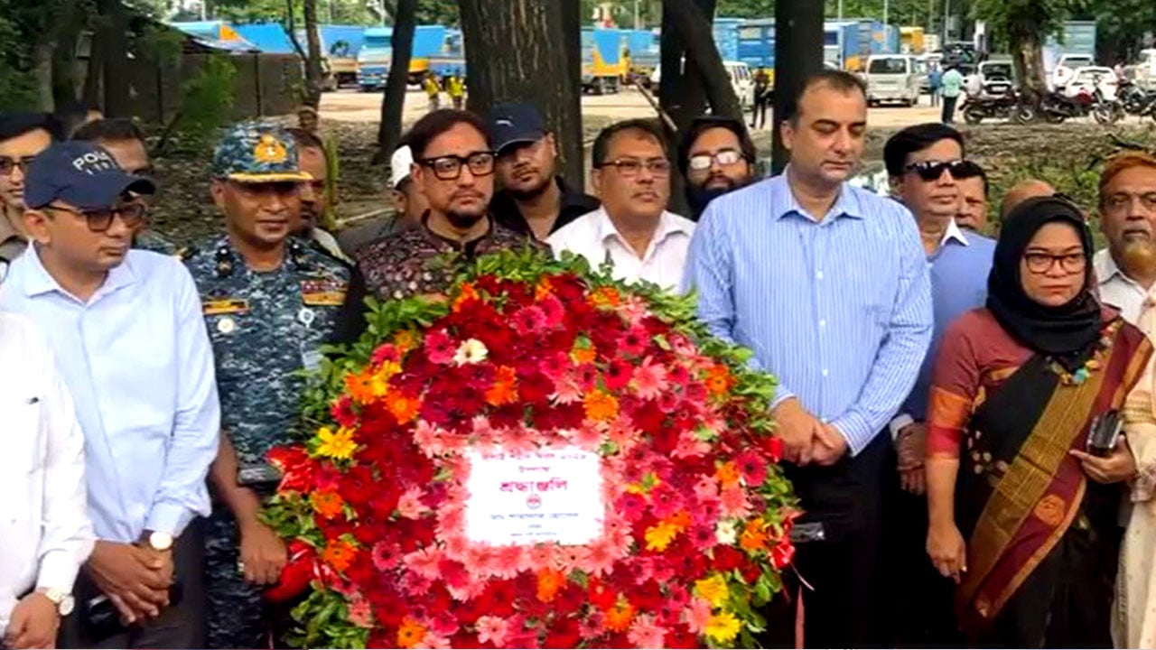 জুলাই স্মৃতিস্তম্ভে চসিক মেয়রের শ্রদ্ধা