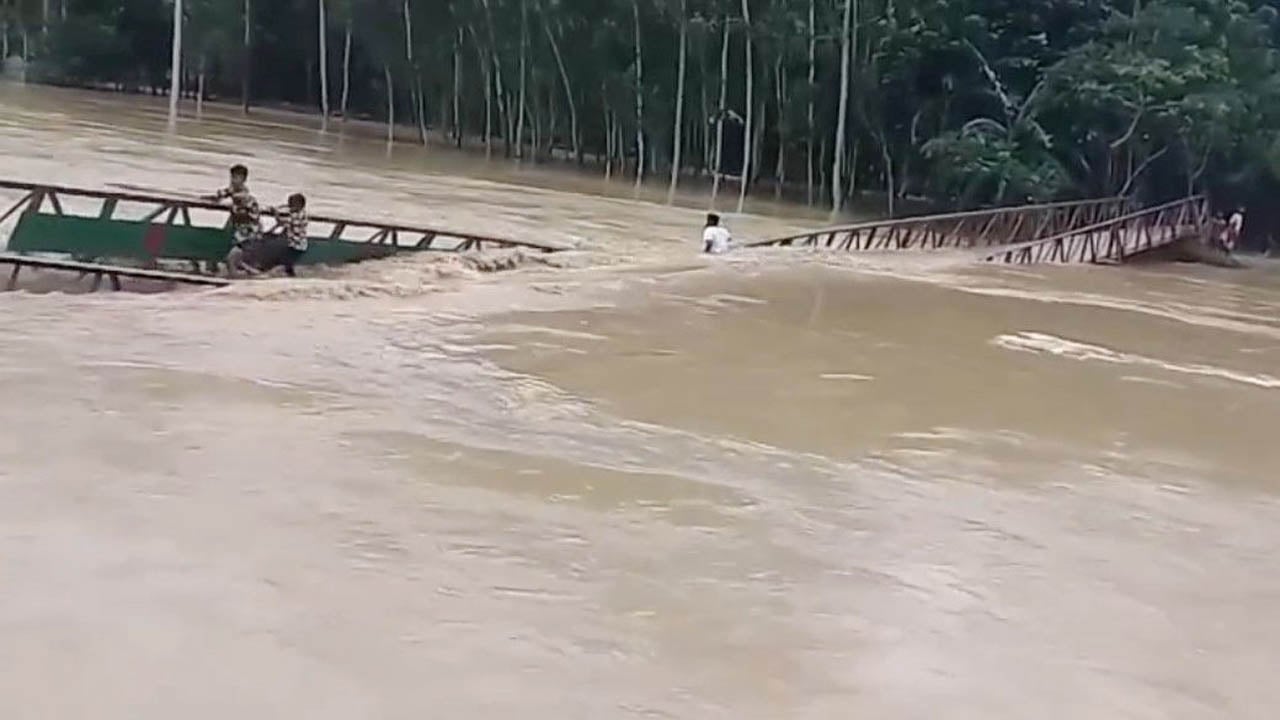 পাহাড়ি ঢলে ভেসে গেল ব্রিজ, সাঁতরে প্রাণে বাঁচলেন চারজন