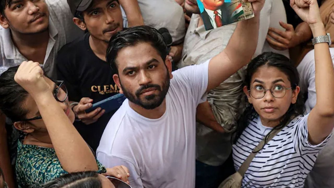 ভারতে ‘ককরোচ’ প্রধানকে তুলে নিয়ে গেল পুলিশ