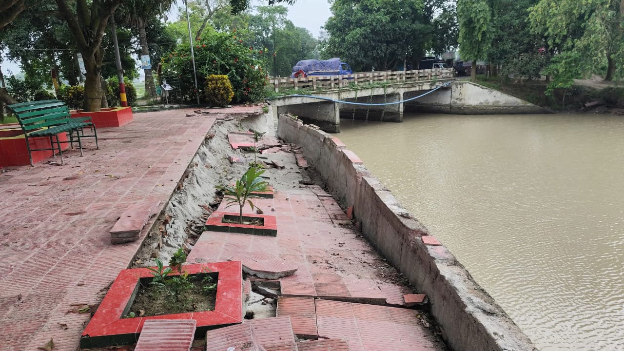 বৃষ্টিতে দেবে গেছে গোদাগাড়ীর ওয়াকওয়ে