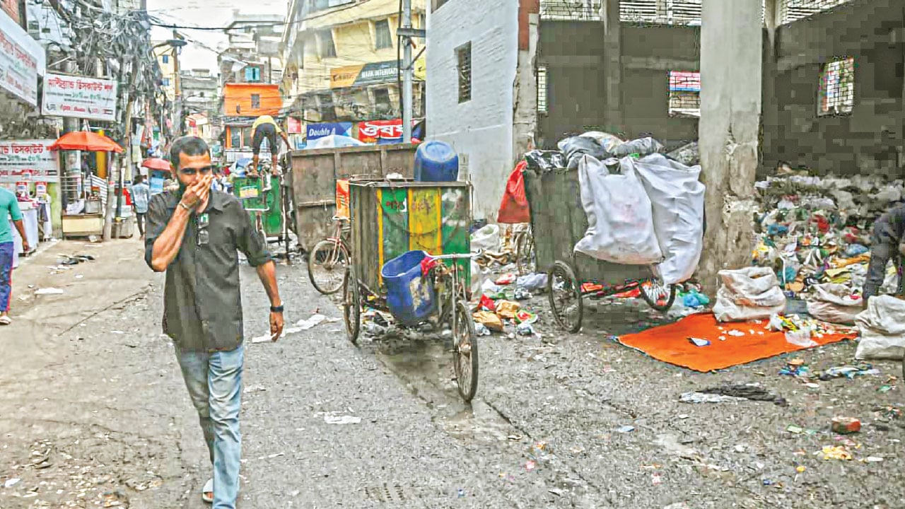 ময়লা-আবর্জনার ভাগাড় রাজপথ, দুর্গন্ধে আটকে যায় নিঃশ্বাস