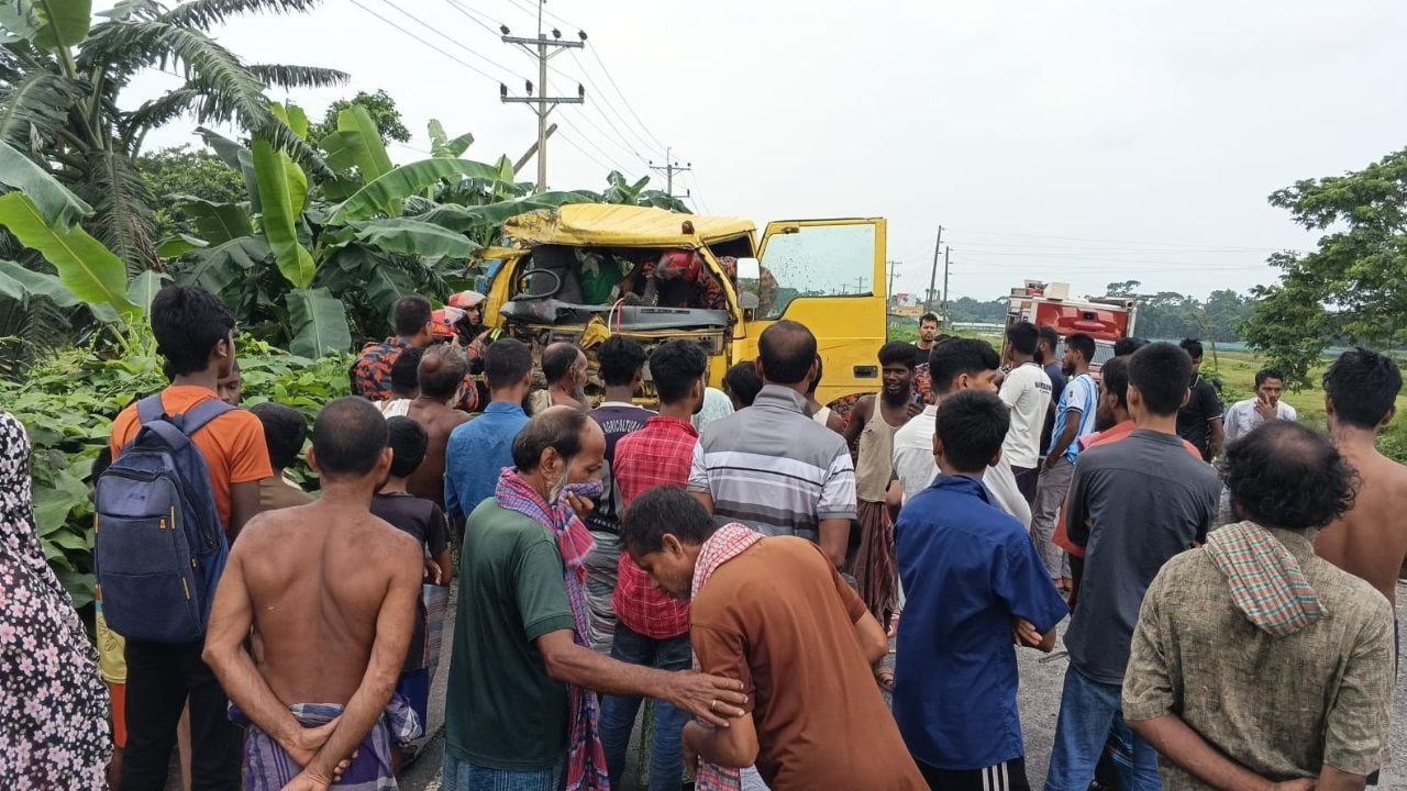 পূর্বধলায় দুই ট্রাকের মুখোমুখি সংঘর্ষে চালক নিহত, আহত ২