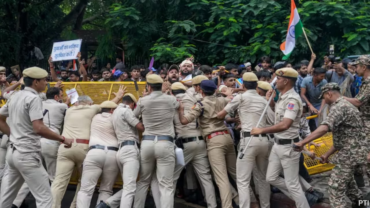ককরোচ জনতা পার্টির পদযাত্রায় পুলিশের বাধা, ব্যাপক লাঠিচার্য