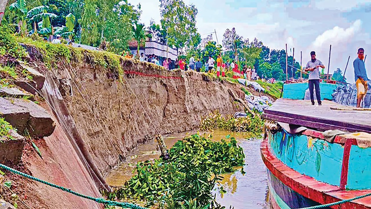 তারাকান্দি-ভুয়াপুর বন্যা নিয়ন্ত্রণ বাঁধে ভাঙন