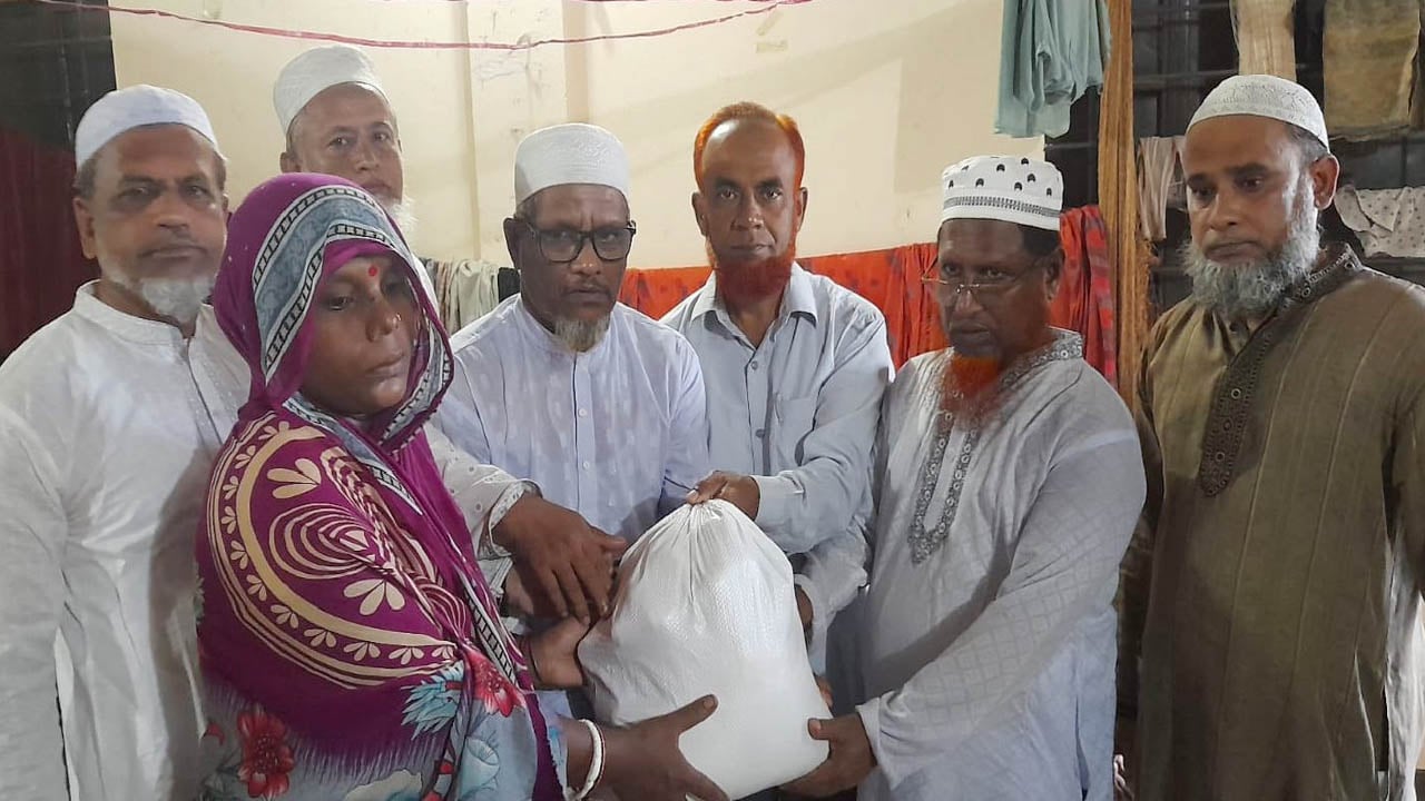 কাপ্তাইয়ে পাহাড়ধসে ক্ষতিগ্রস্ত পরিবারের মাঝে জামায়াতের ত্রাণ বিতরণ