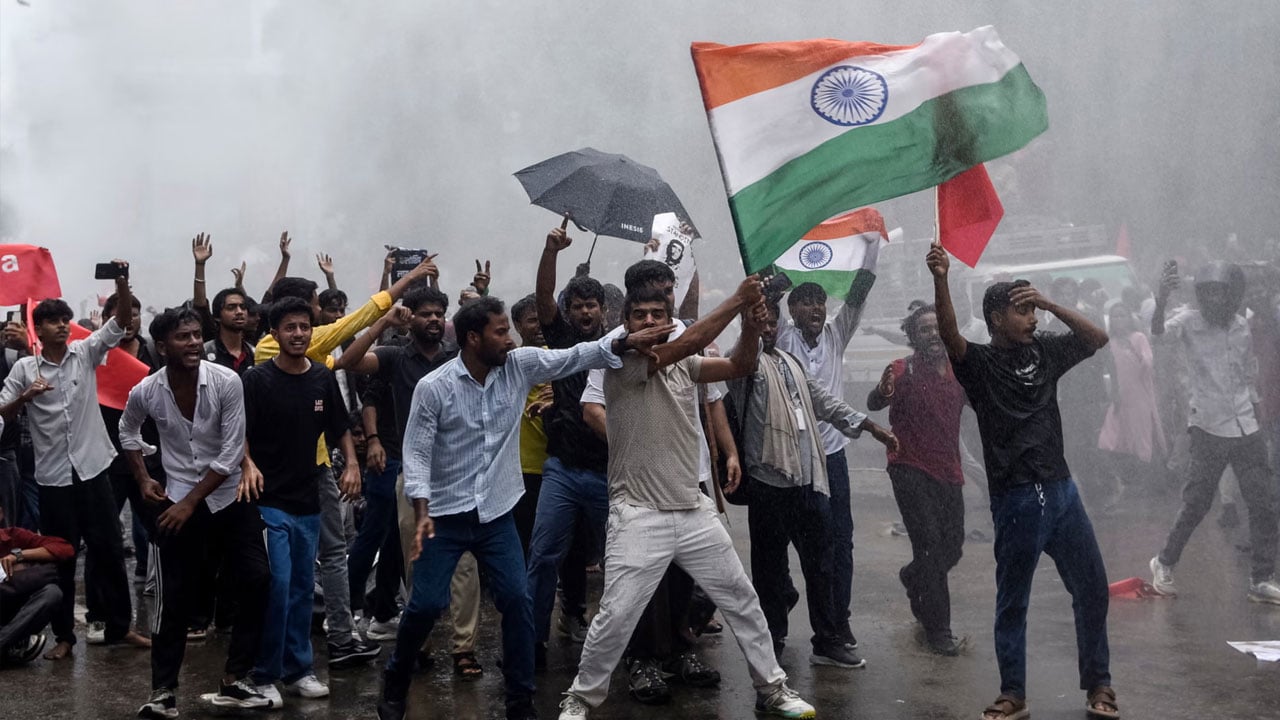 বাড়ি থেকে পালিয়ে তেলাপোকাদের আন্দোলনে যোগ দিচ্ছেন শিক্ষার্থীরা