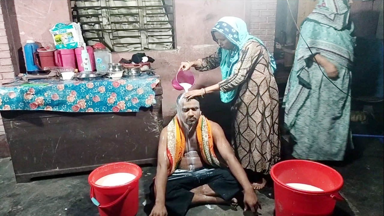 দুধ দিয়ে গোসল করে মাদক ব্যবসা ছাড়ার ঘোষণা